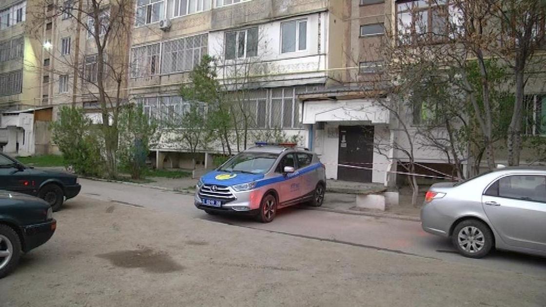 Оцеплен подъезд дома, где проживала женщина с коронавирусом в Таразе Оцеплен подъезд дома, где проживала женщина с коронавирусом в Таразе