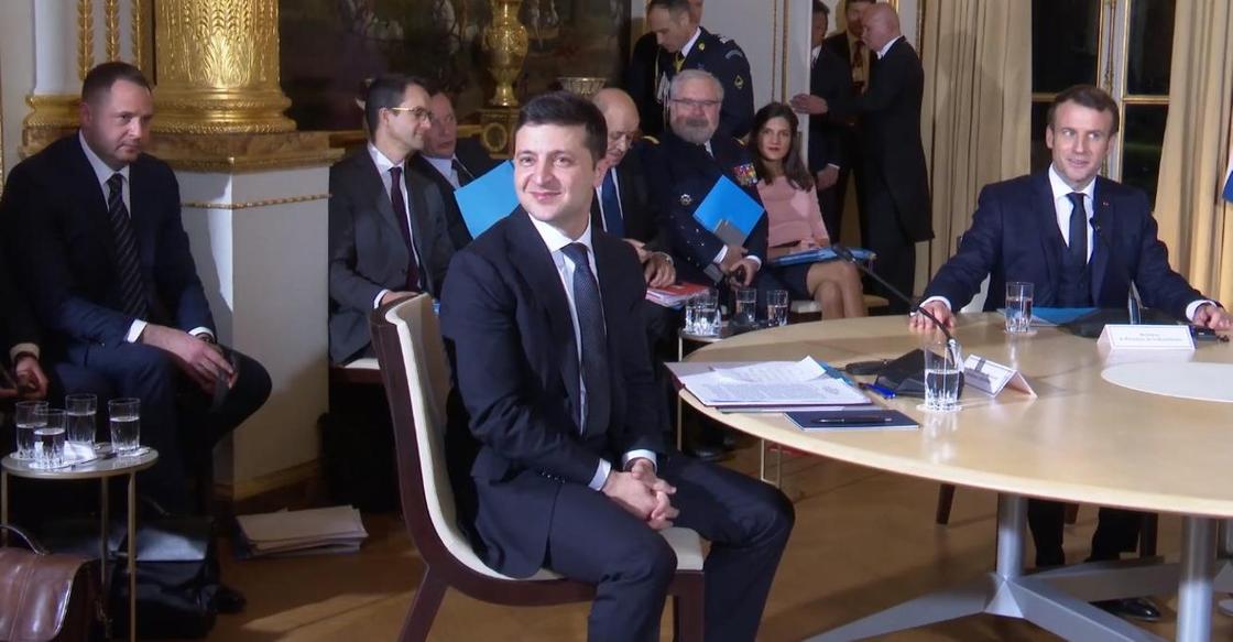 Путин подсказал Зеленскому, что нужно развернуться для совместного фото (видео) Путин подсказал Зеленскому, что нужно развернуться для совместного фото (видео)