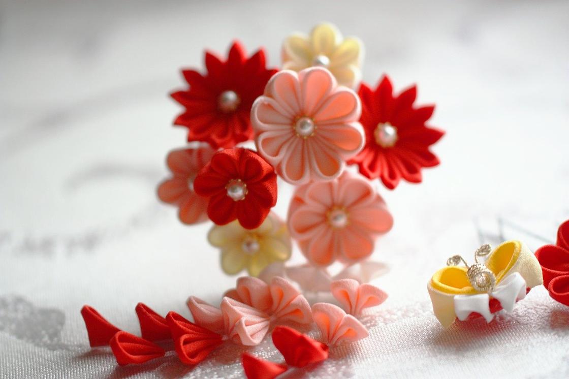 Цветы канзаши, выполненные в белом, розовом и красном цветех