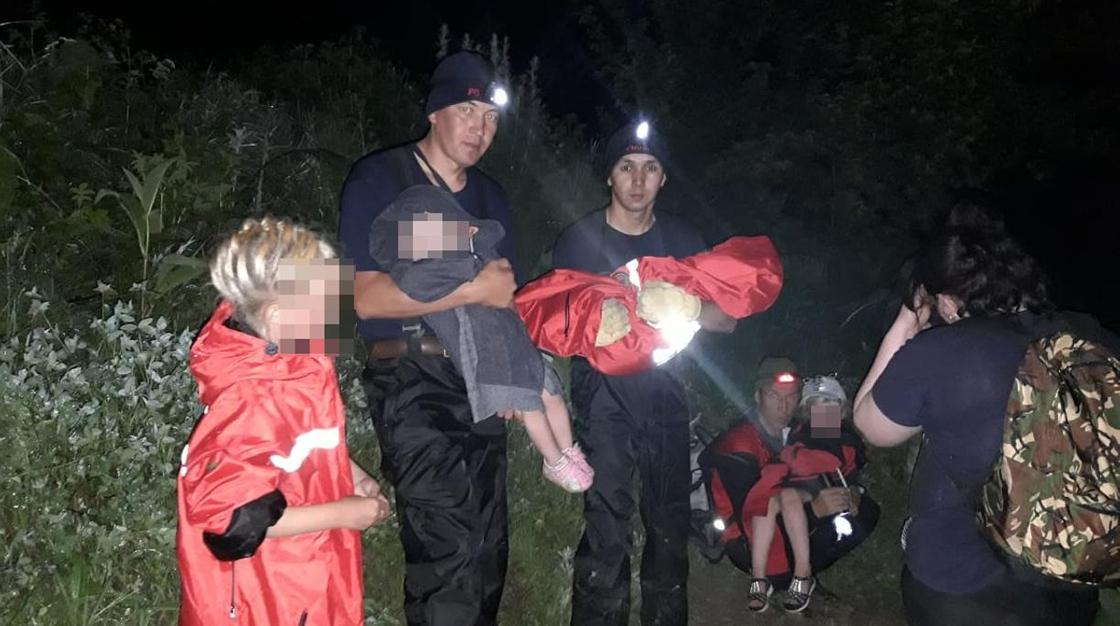 Дорогу размыло дождем: многодетная семья застряла в горах Алматы (фото) Дорогу размыло дождем: многодетная семья застряла в горах Алматы (фото)
