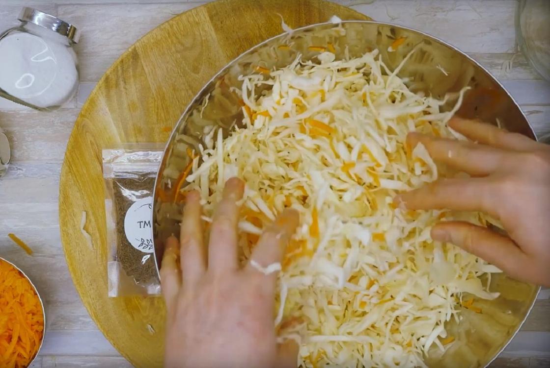 Перетирание капусты с солью Перетирание капусты с солью