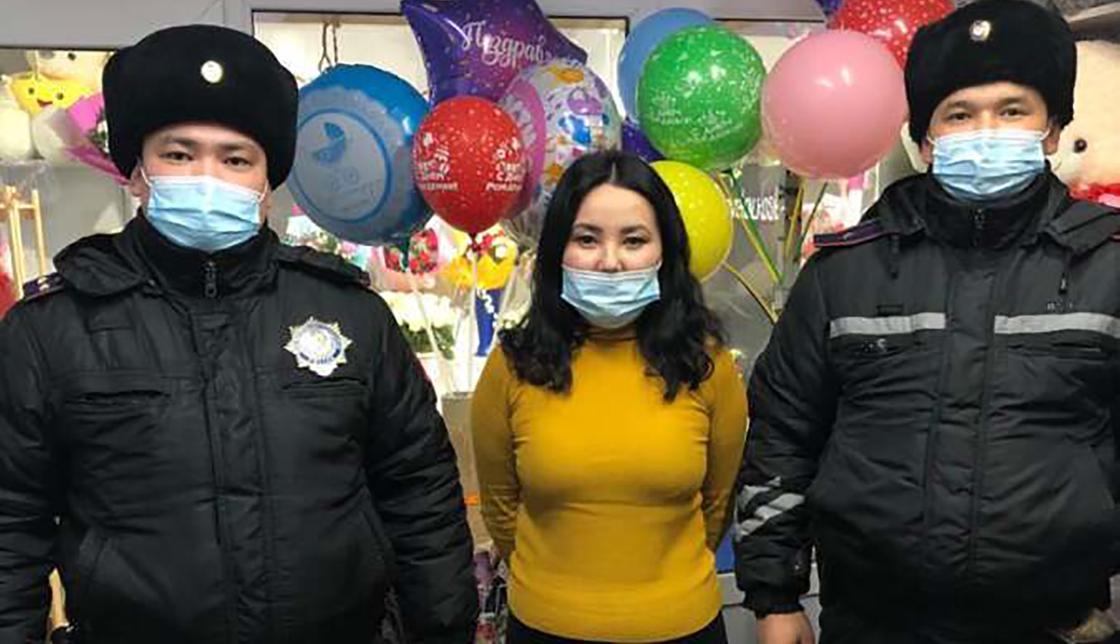 Женщина и двое полицейских в цветочном магазине