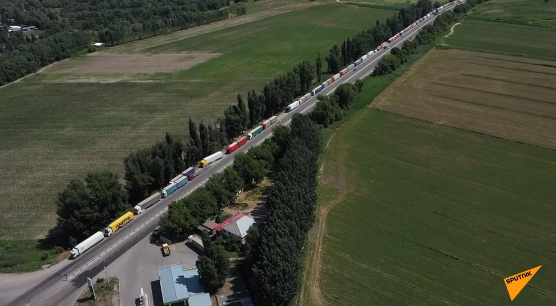 Сотни фур застряли на границе Казахстана и Кыргызстана: ситуацию объяснили в Погранслужбе