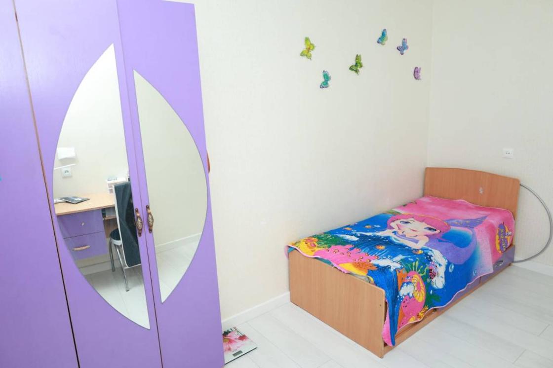Детская комната с кроватью и шкафом