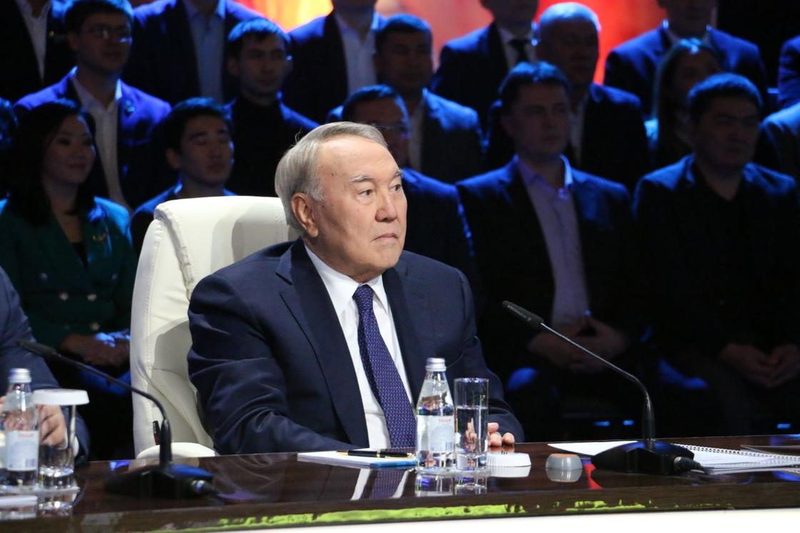 Назарбаев о долгих больничных казахстанцев: Нигде такого нет