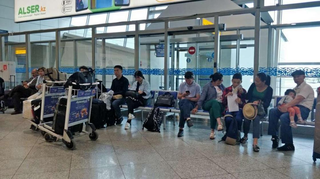 "Придется стоять": пассажиры жалуются на отсутствие сидений в алматинском аэропорту