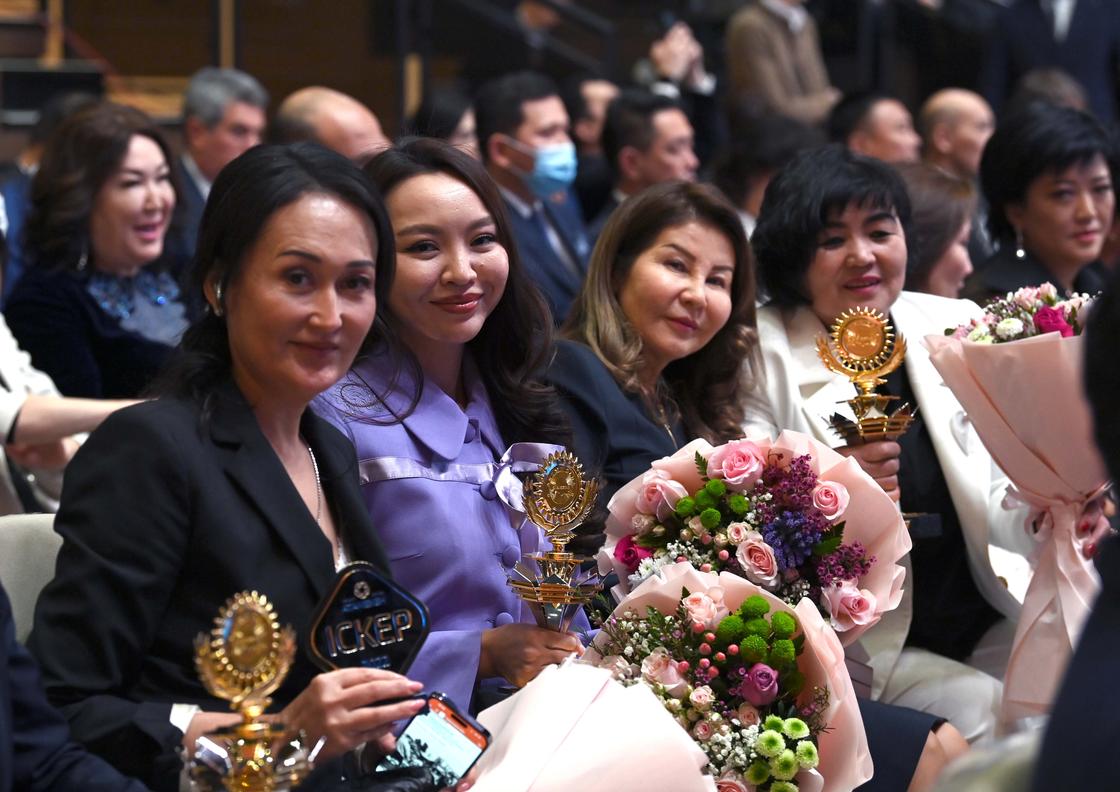 Церемония награждения лауреатов премий "Алтын сапа" и "Парыз"
