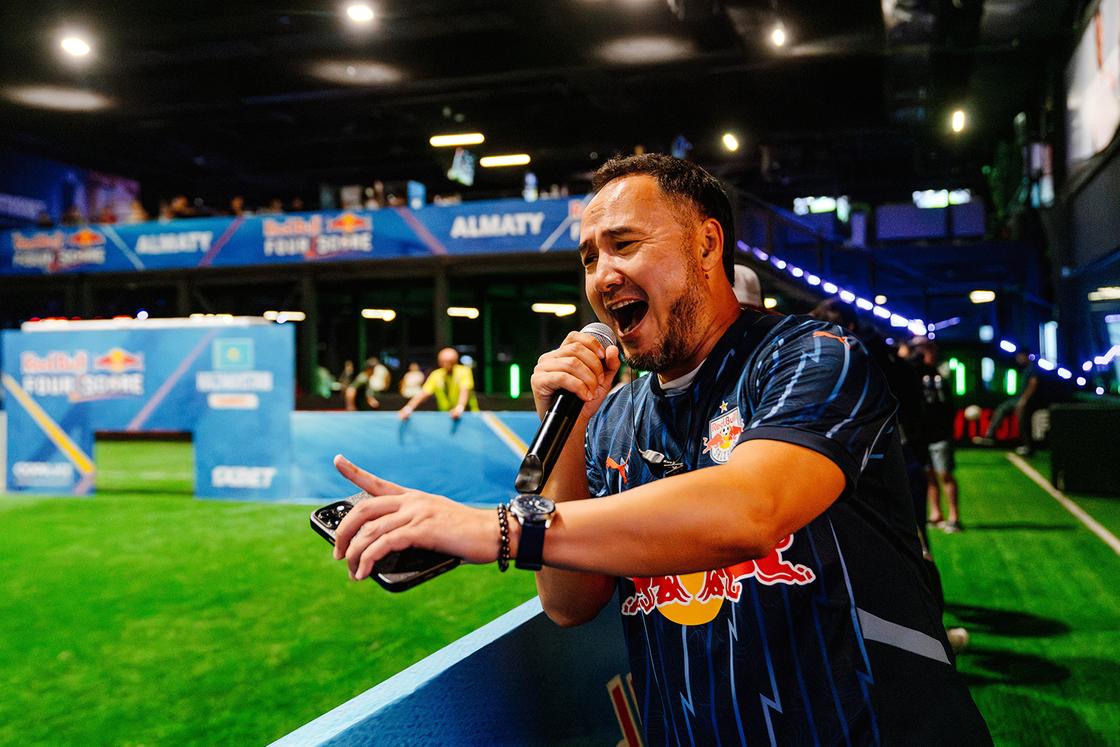 Комментатор Азамат Ашимов