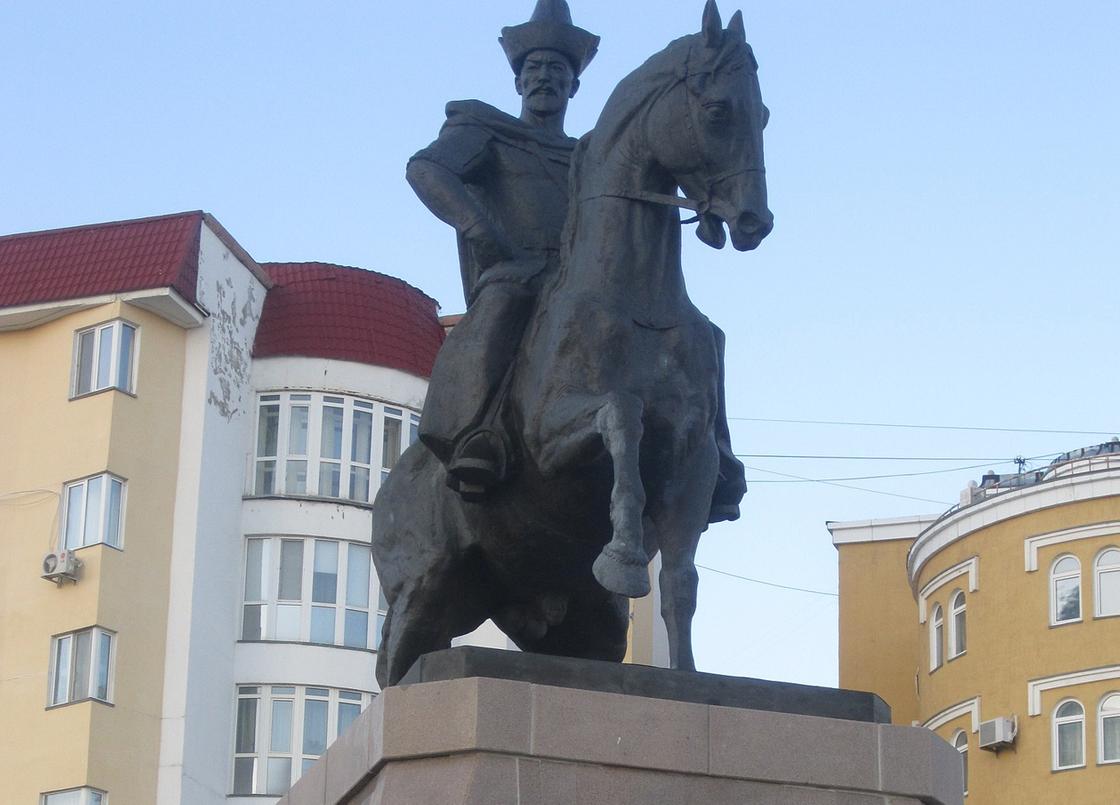 Памятник казахскому хану