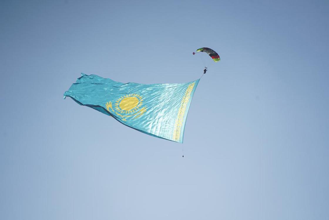 Флаг Казахстана раскрыли в небе