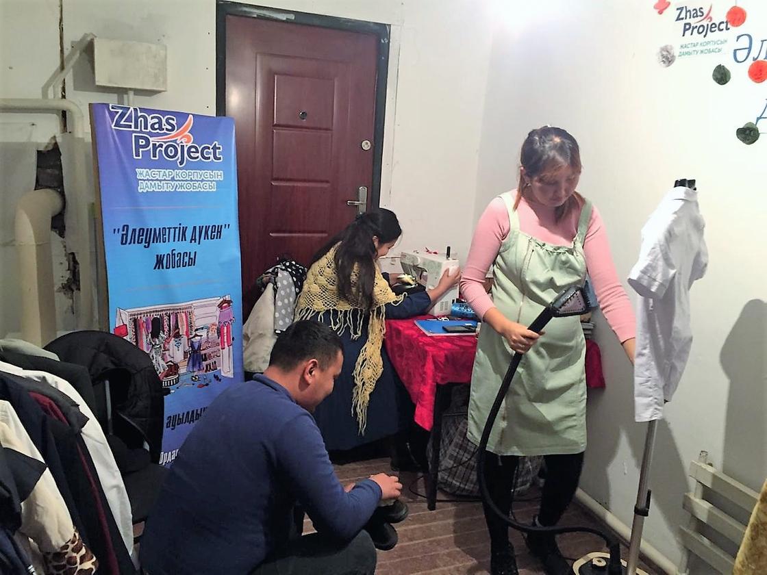 Молодежь из села Сайхин Западно-Казахстанской области обеспечивает одеждой нуждающихся