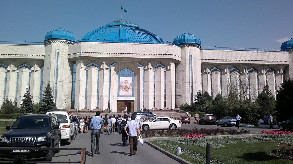 Вход в Центральный Государственный музей Республики Казахстан, люди, автомобили