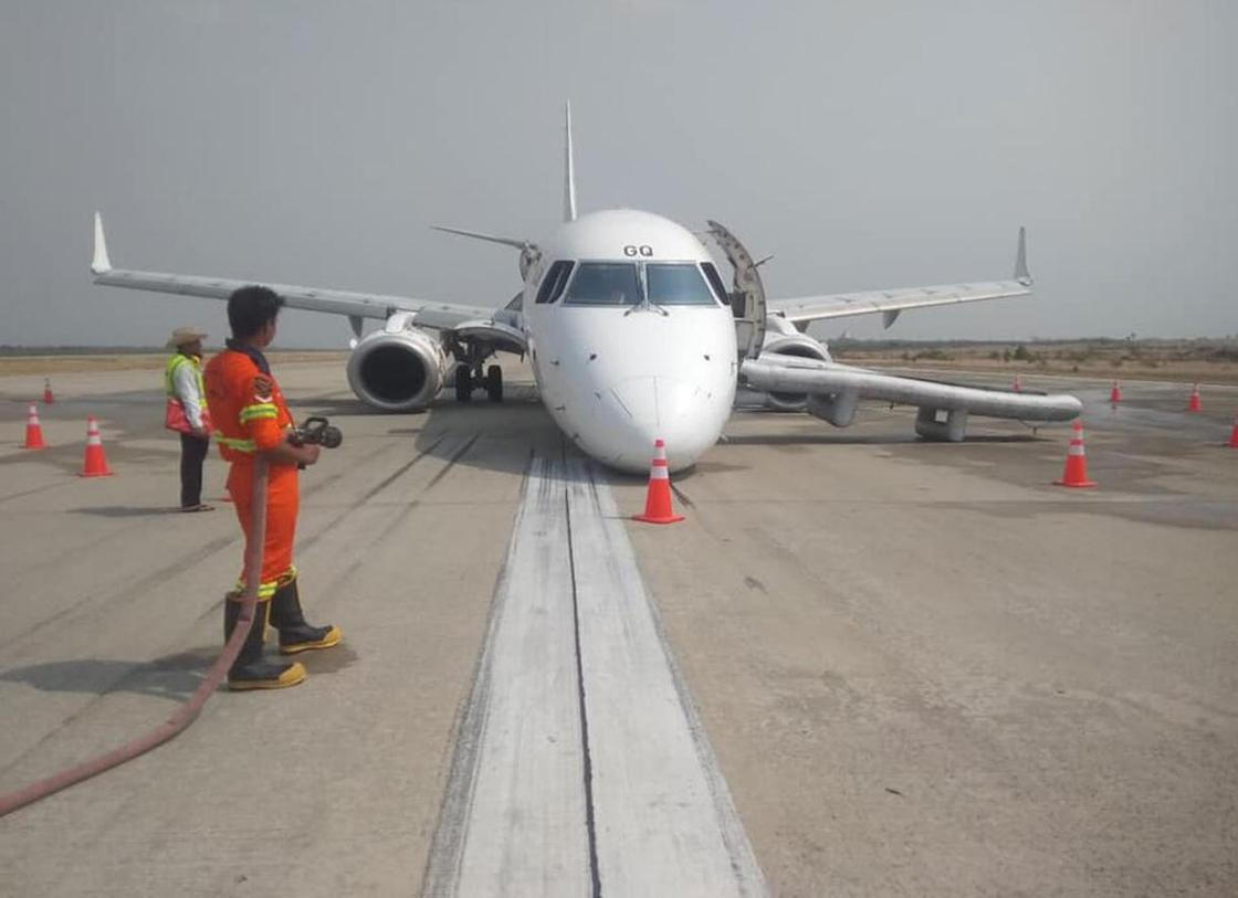 В Мьянме пилот посадил самолет без передней стойки шасси