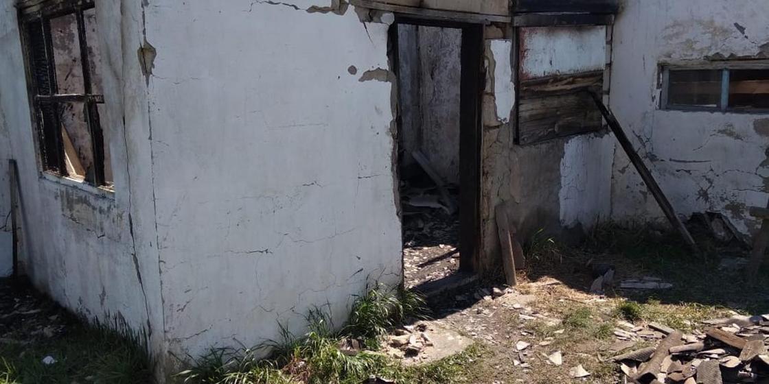 Мать пятерых детей осталась на улице после пожара в Павлодарской области
