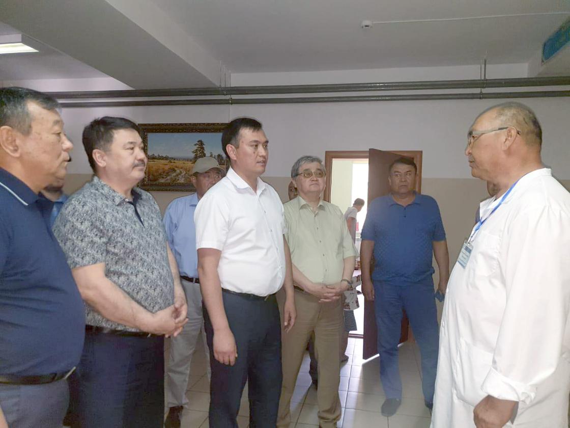 Депутаты мажилиса встретились с жителями Арыси в эвакопунктах