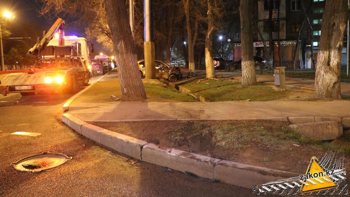 Неизвестный мужчина разбился на каршеринговом авто в Алматы (фото)