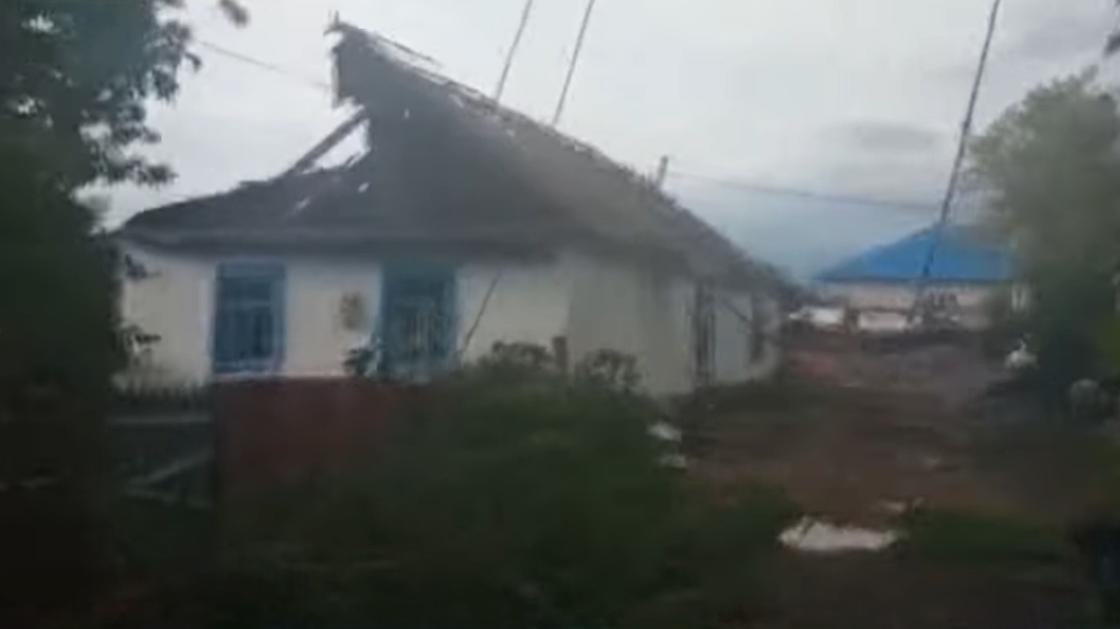 Ураганный ветер повредил дом