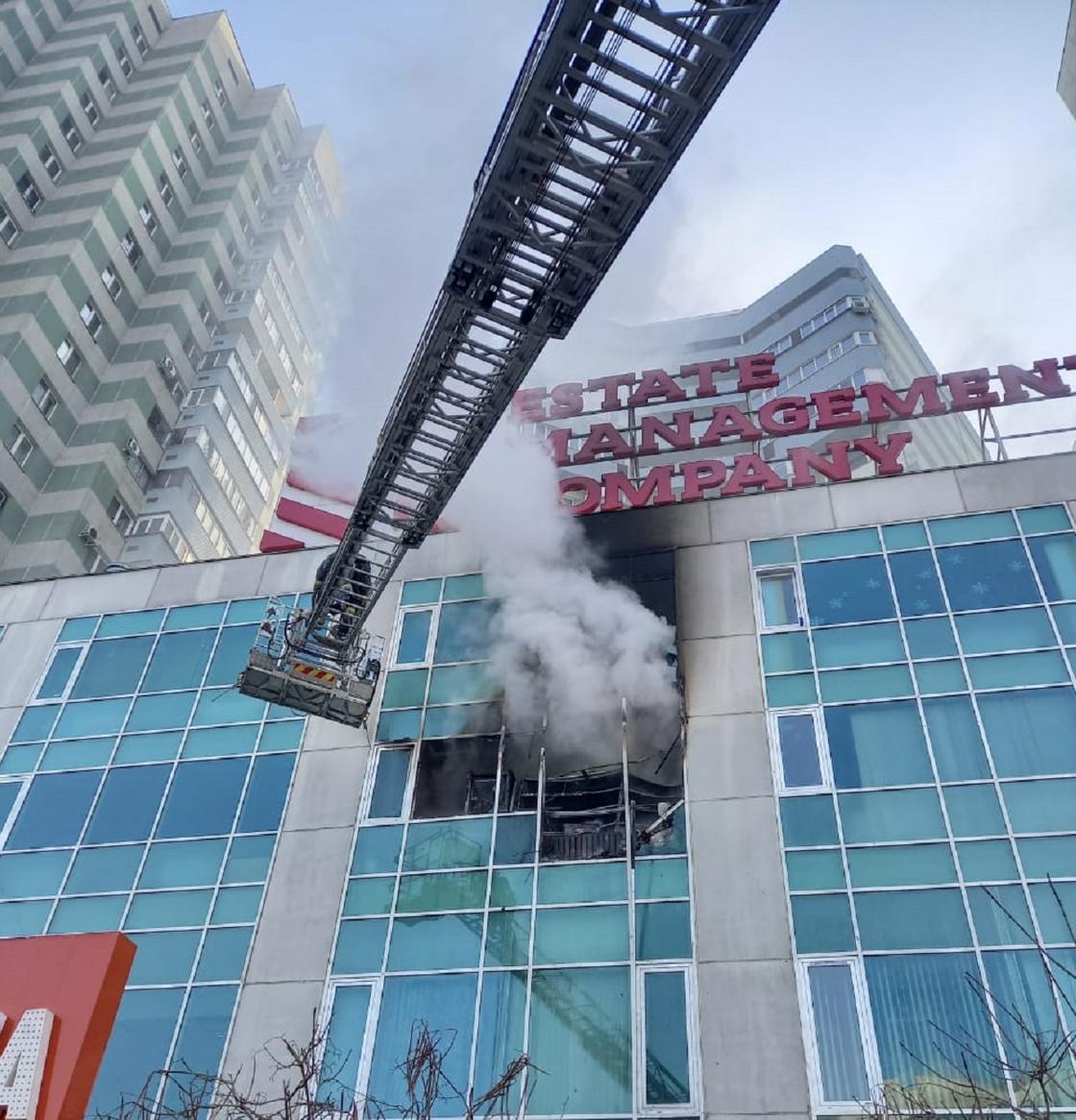 Пожар в бизнес-центре в Алматы