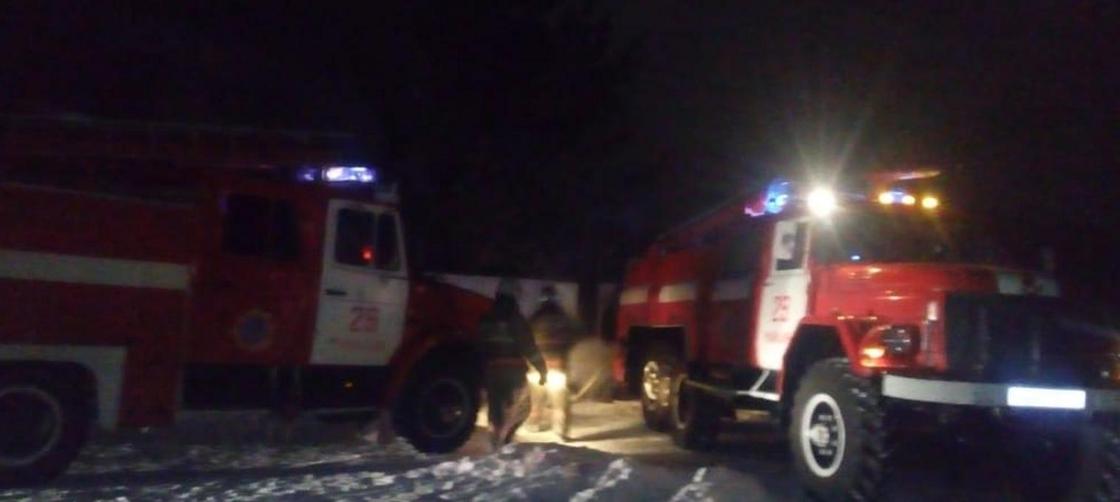 Павлодарские спасатели вынесли из горящего дома 7 баллонов с газом (фото)