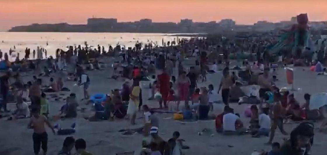 Скопление людей на одном из пляжей Актау во время карантина сняли на видео
