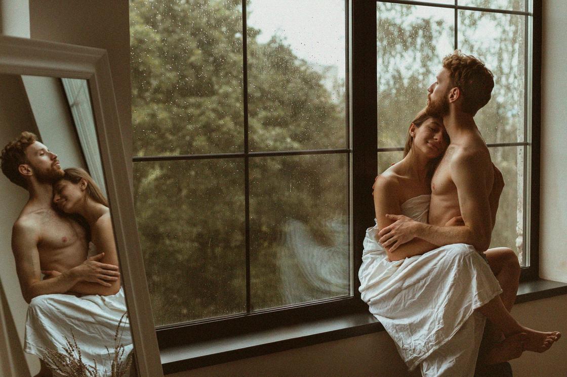 Мужчина и женщина возле окна