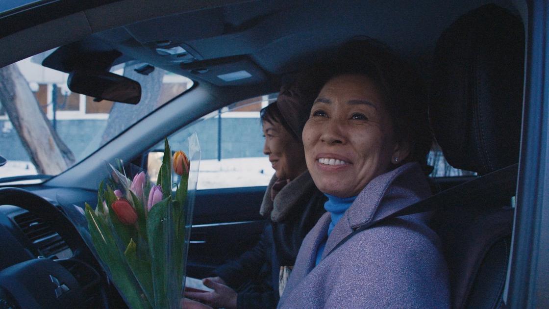 Вместо штрафа – букет тюльпанов: столичные полицейские поздравили женщин с 8 Марта