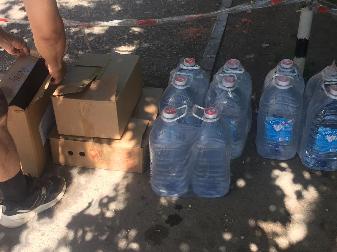 Ежедневную поставку горячего питания и воды для медиков организовали предпринимательницы из Караганды
