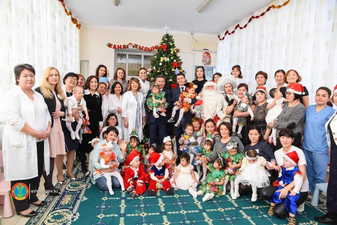 Бахыт Султанов накануне Нового года посетил дом престарелых и детские дома