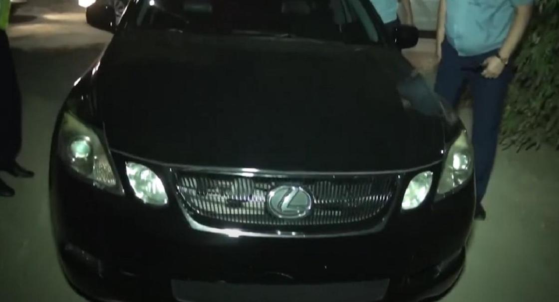 Водителя тонированного Lexus без номеров задержали в Шымкенте (видео)
