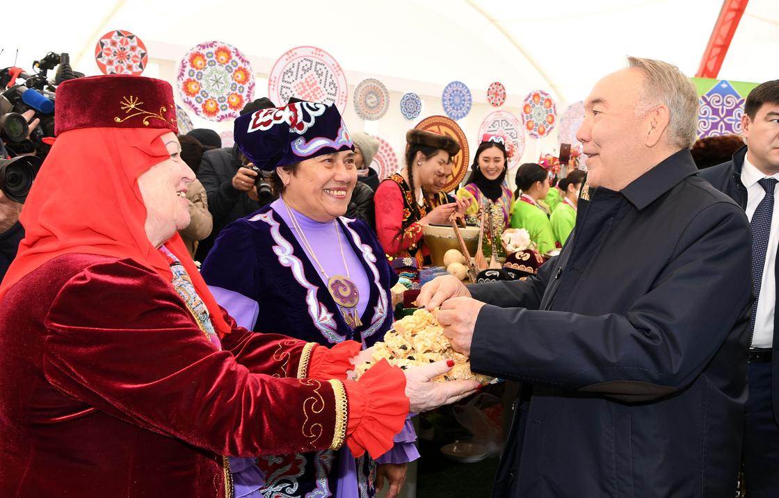 Назарбаев посетил народные гуляния по случаю празднования Дня единства
