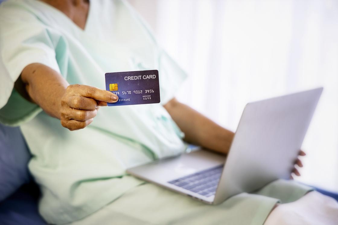 Пациент оплачивает медицинские услуги кредитной картой