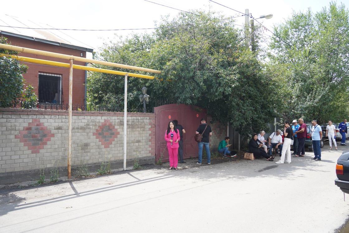Люди возле дома Анаиды Демирчан