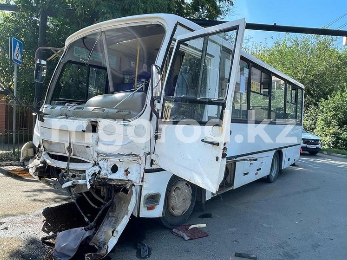 Разбитый автобус в Уральске