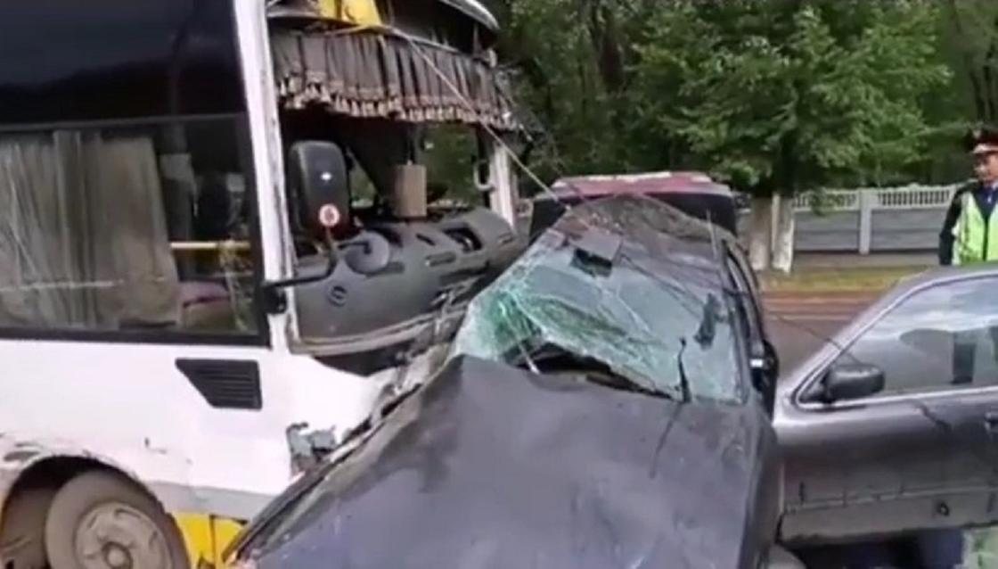 Авто смяло, водитель погиб: ДТП с участием автобуса произошло в Караганде (видео)