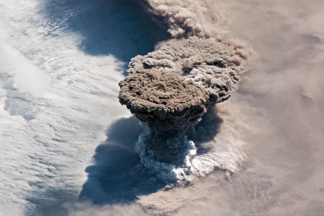 Вулкан на Курилах уничтожил все живое после ста лет затишья (видео)