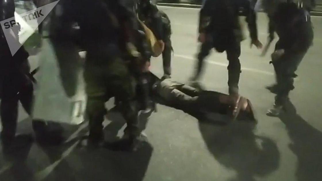 Один человек получил огнестрельное ранение: что происходит на площади Бешкека