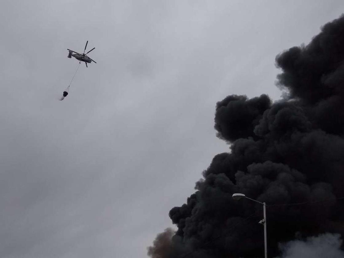 Пожар у барахолки в Алматы: в воздух подняли авиацию (фото)