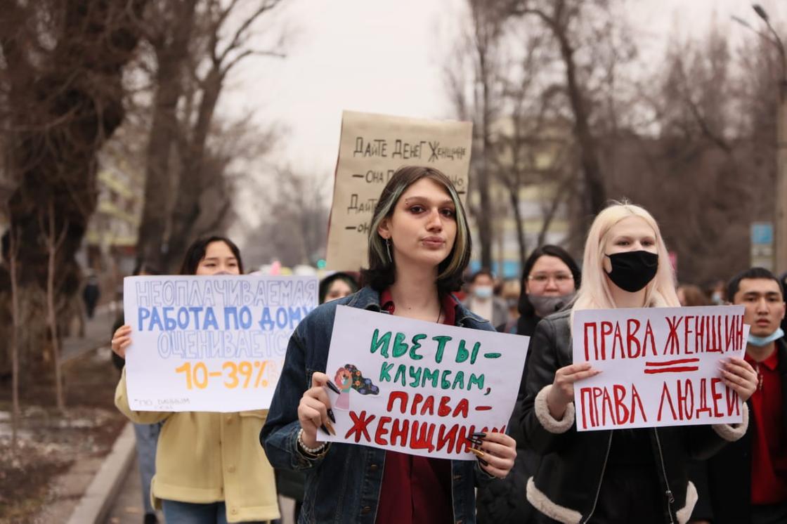 девушки с плакатами в Алматы