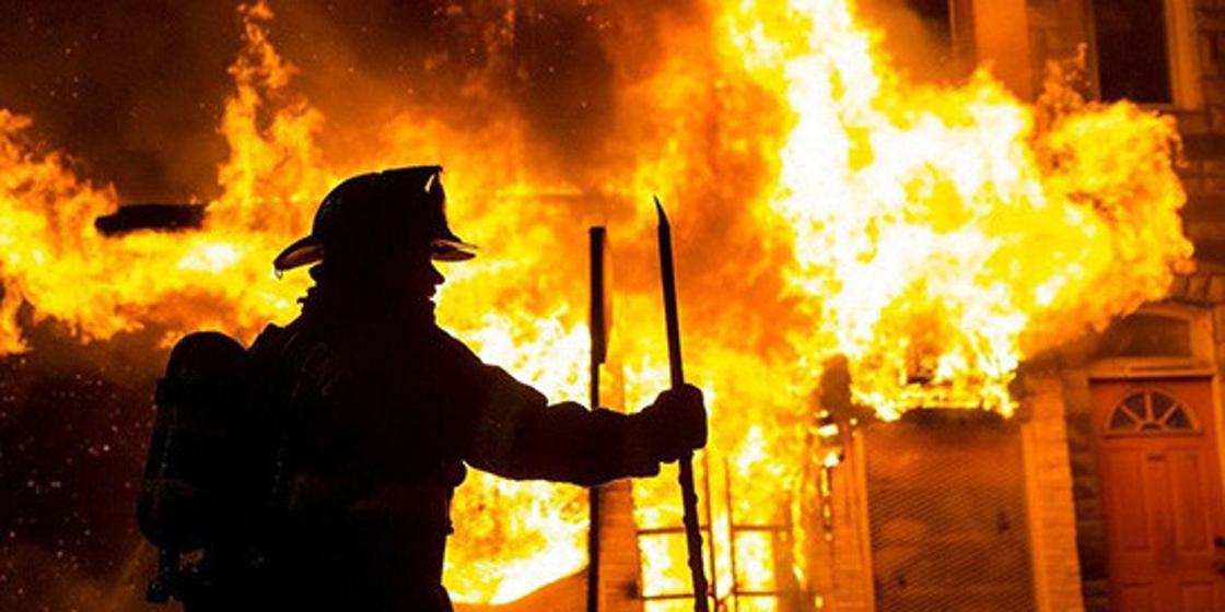 «Настоящие герои»: пожарные спасли из горящей квартиры карагандинку