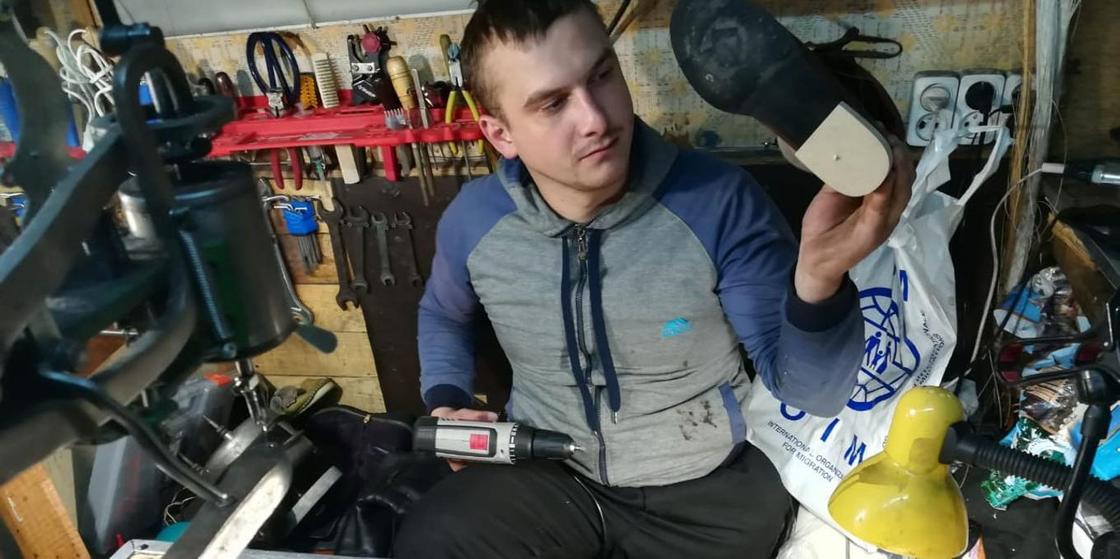 Оторвал ногу, чтобы выжить: фонд подарил сапожнику из Темиртау оборудование