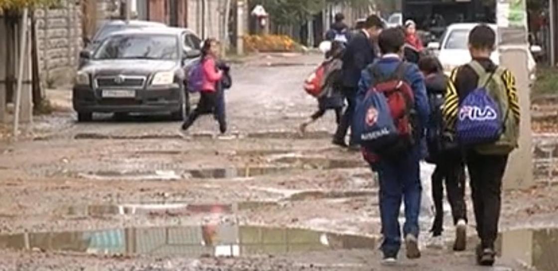 Родители отказываются пускать детей в школу в Алматы