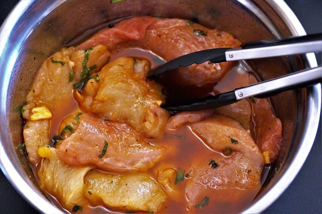 Курица замаринованная в кастрюле Курица замаринованная в кастрюле