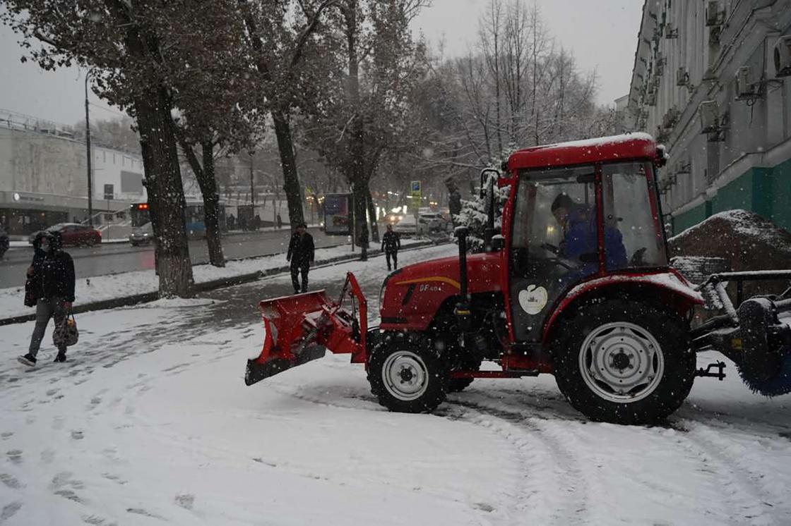 Снегоуборочная техника стоит на дороге