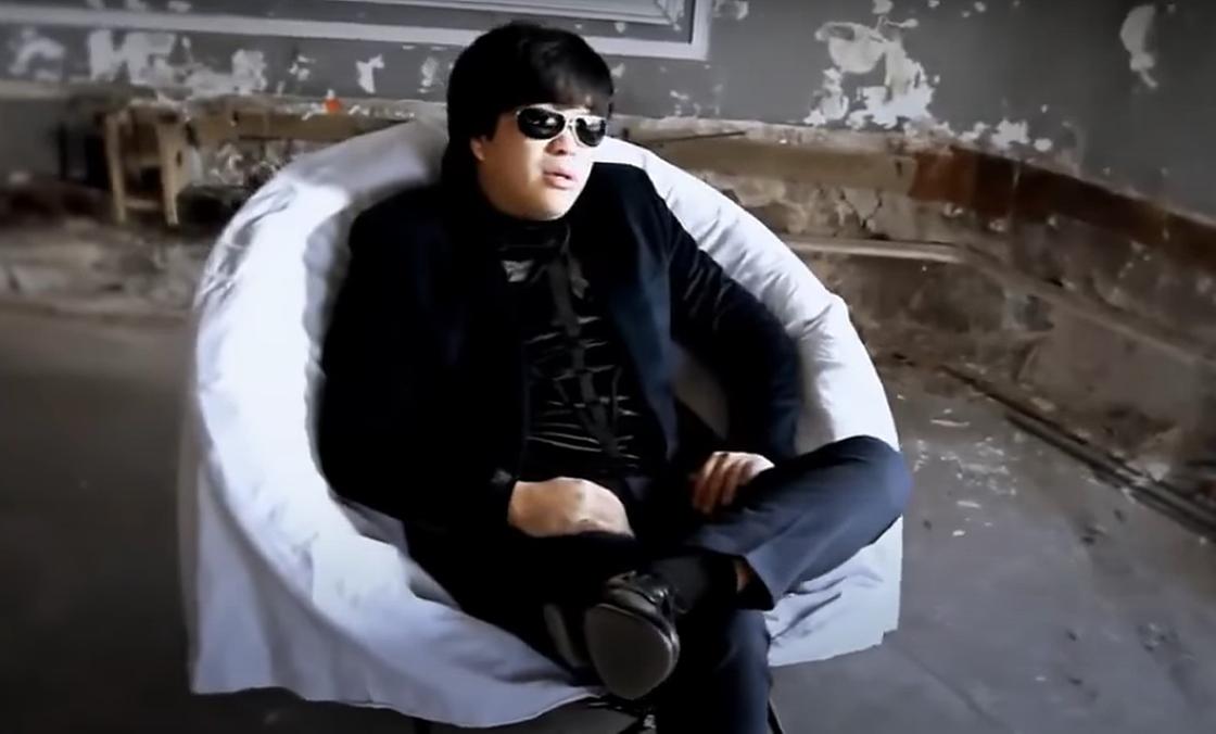 Серикбол Сайлаубек в клипе на песню «Есіңде ме»