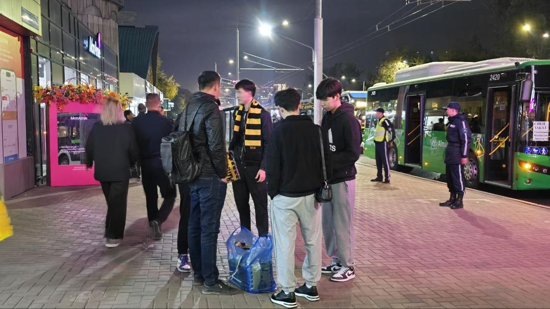 Алматинцы перед Центральным стадионом