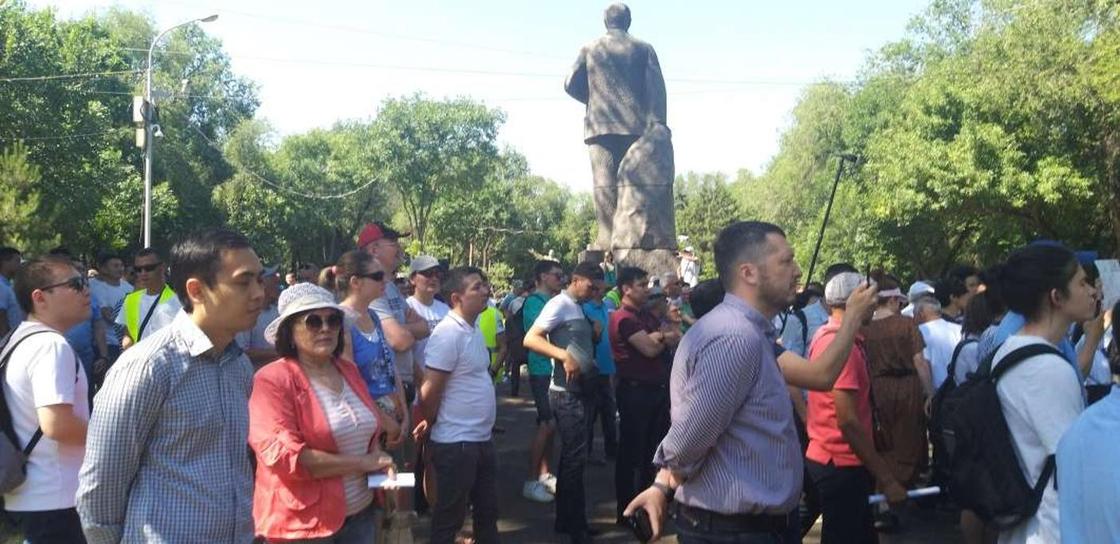 "Можем проводить культурно": мирный митинг начался в Алматы (фото)