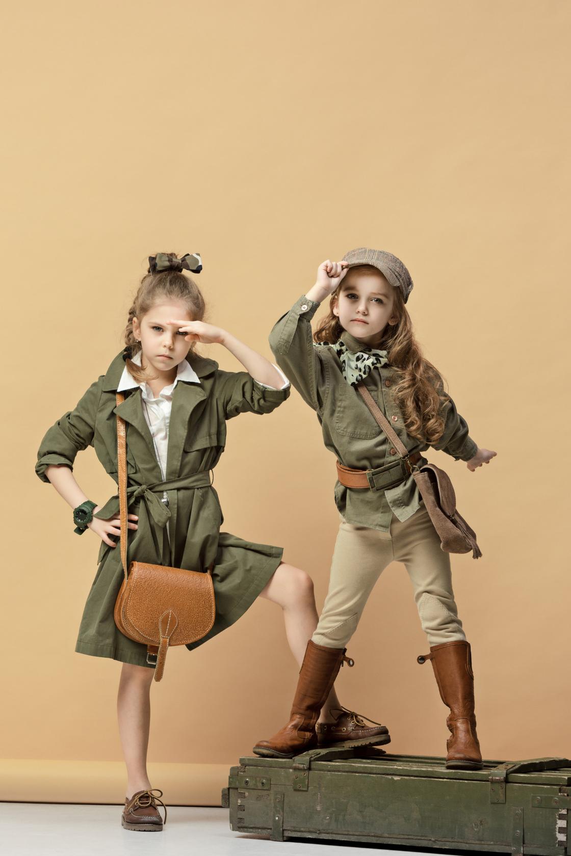 Две красивые девочки в стильной одежде милитари