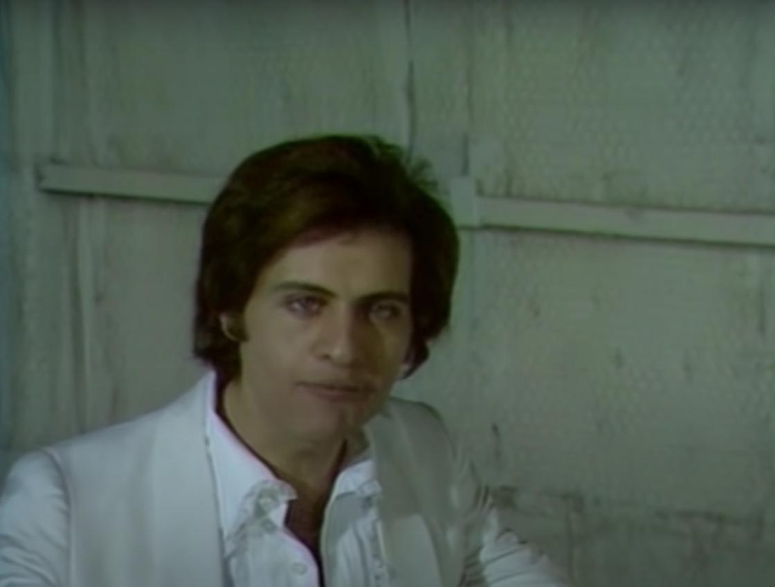 Джо Дассен в клипе на песню «Елисейские поля»