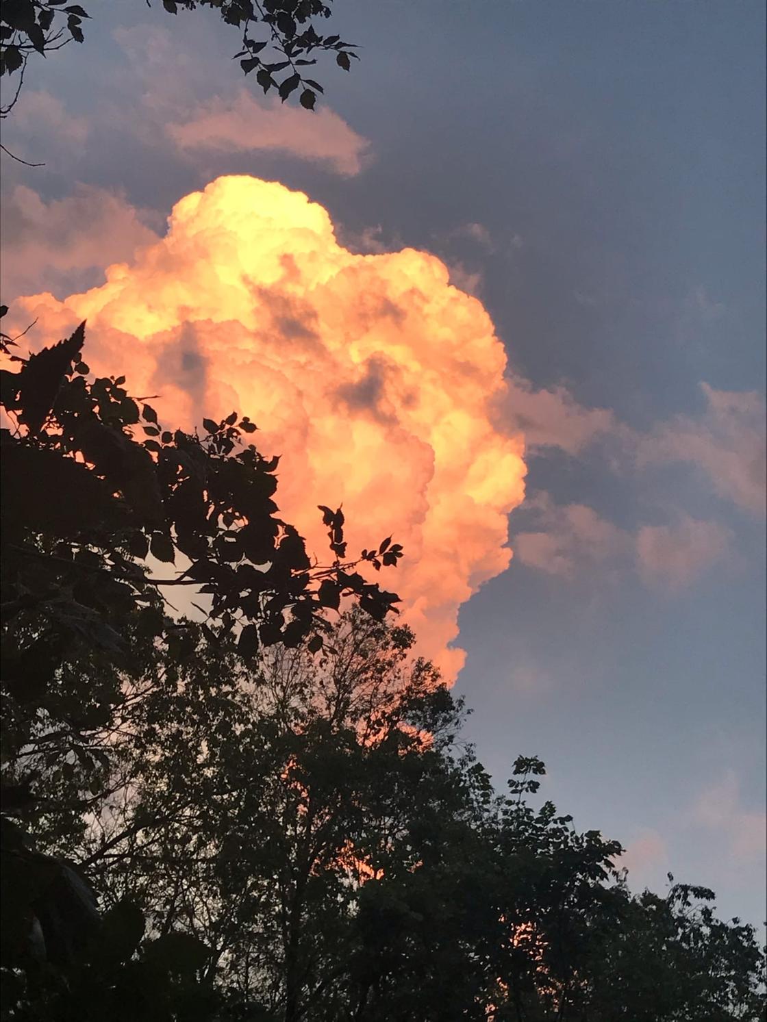 "Огненное" облако в небе засняли алматинцы (фото)
