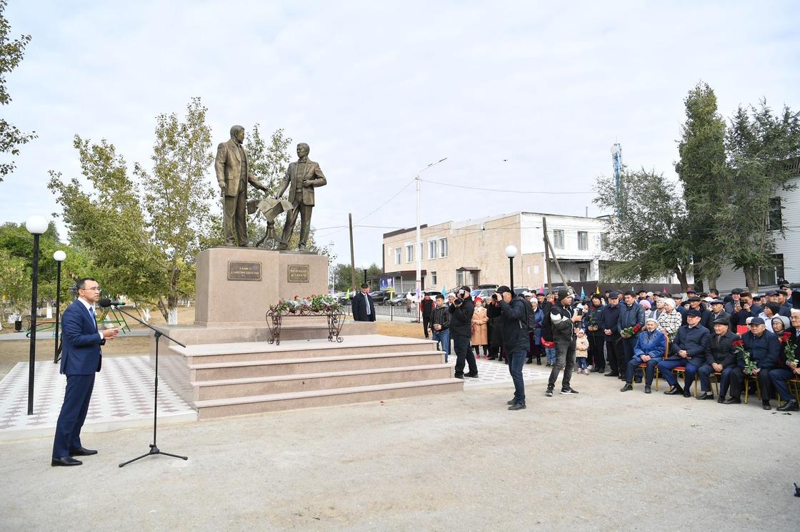 Маулен Ашимбаев перед памятником Ахмету Байтурсынулы